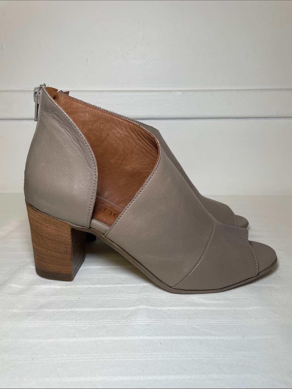 Bueno Usher Asymmetric stacked heel leather peep toe shoes women’s size 7.5-8 - Picture 4 of 16